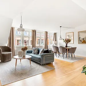 Sanders Leaves - Precious Two-bedroom Penthouse In Downtown Appartement
